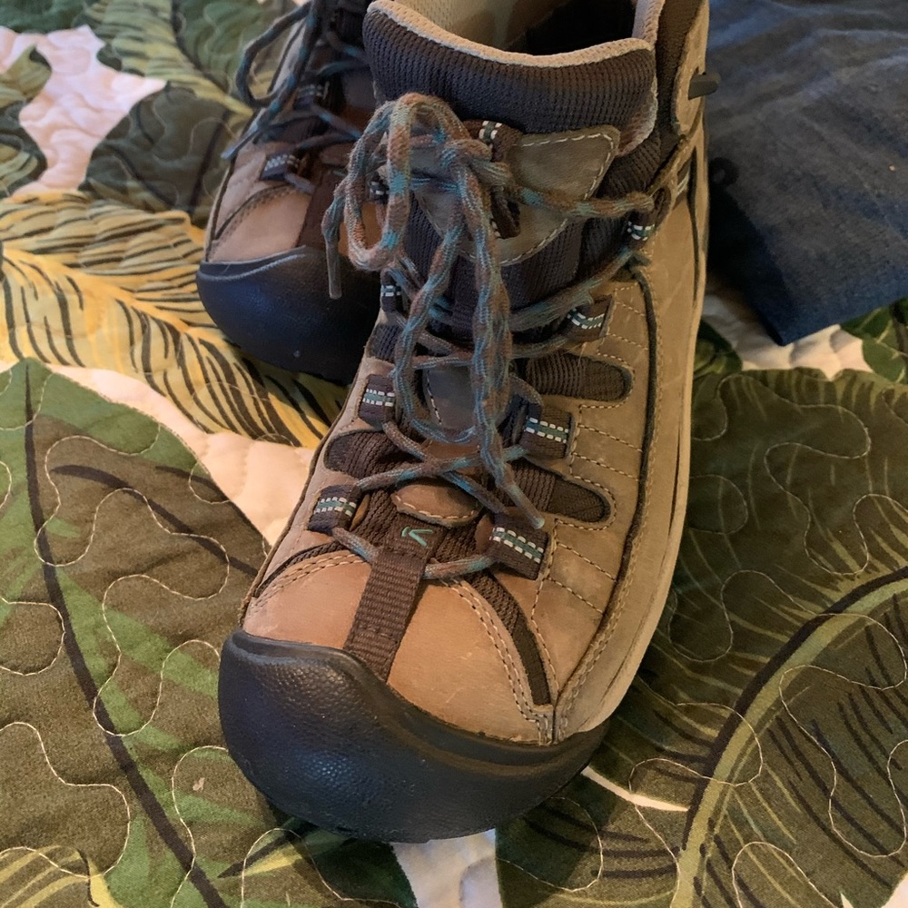 Keen hiking boots, excellent condition, worn once. USA size 9